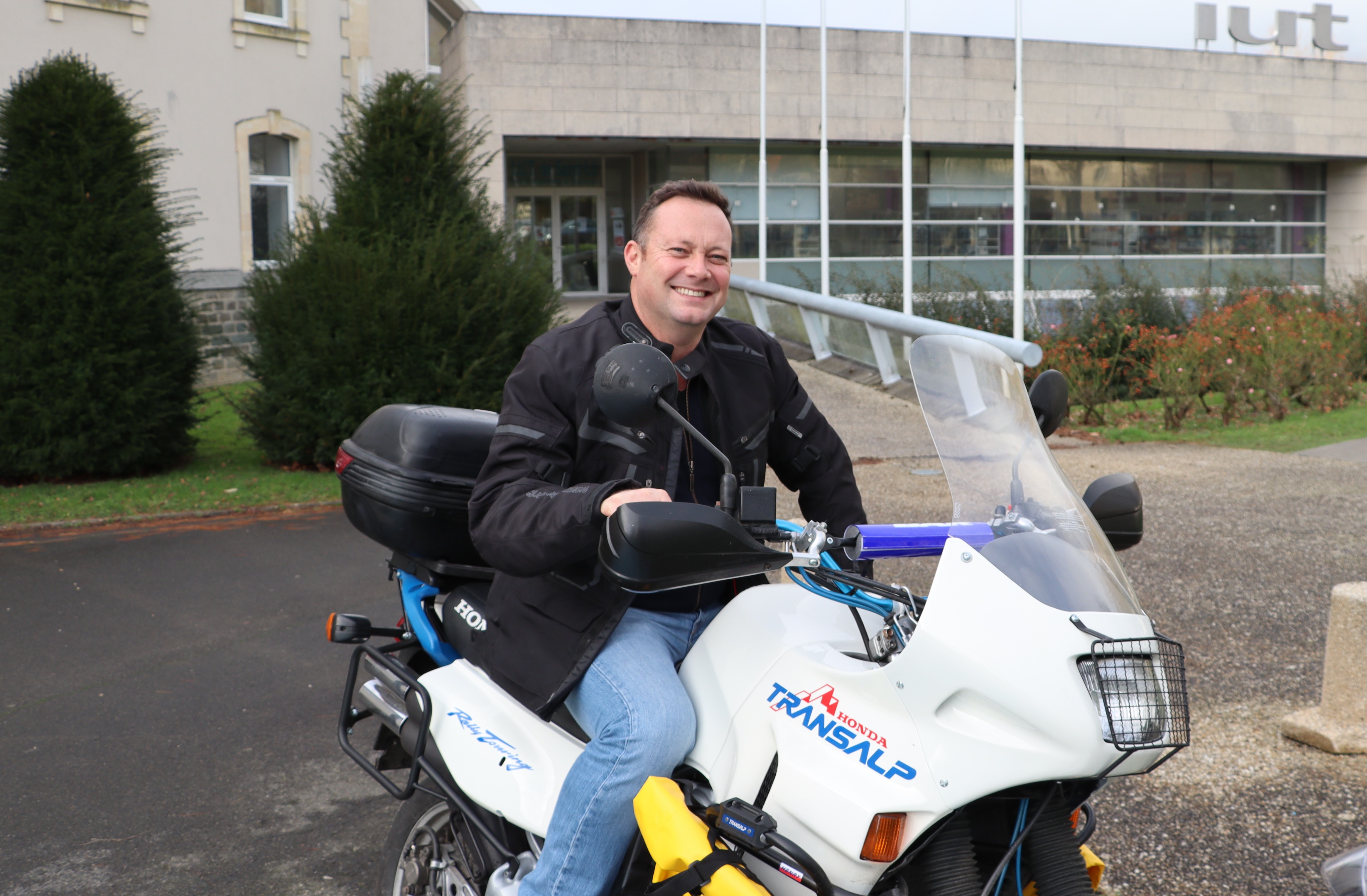 Le client Ugo denis sur sa moto honda transalp 600
